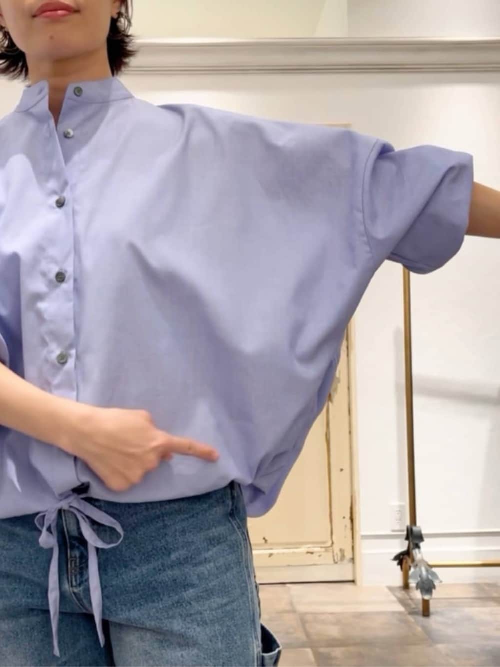 ブラック系のトートバッグ、ブルー系のその他パンツ、ブルー系のシャツ/ブラウスを着用したレディースの冬コーディネートの8枚目の写真