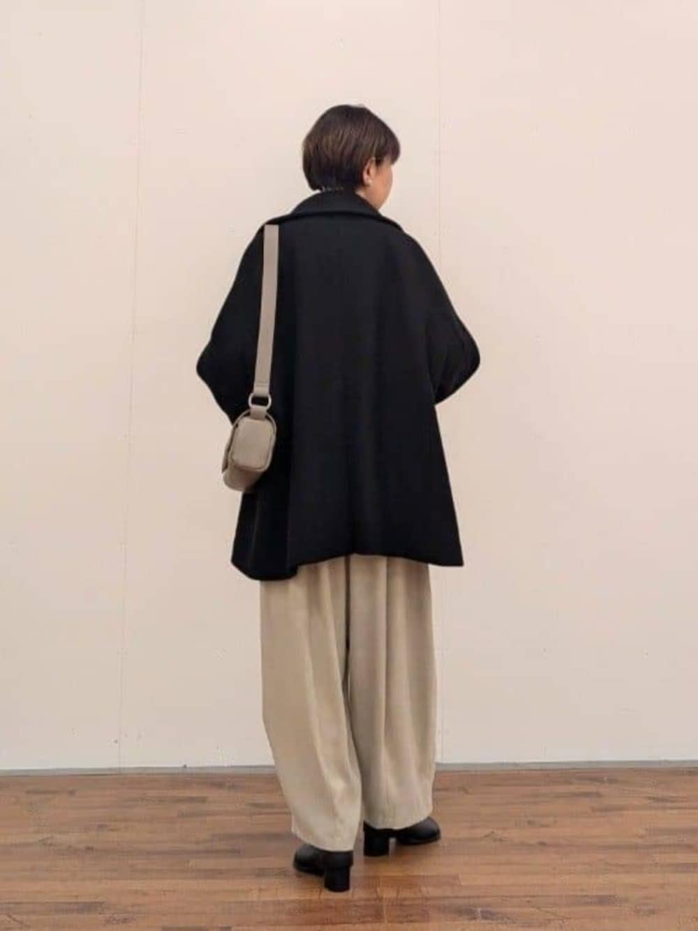 グレー系のその他パンツ、ブラック系のその他アウターを着用したレディースの秋コーディネートの6枚目の写真