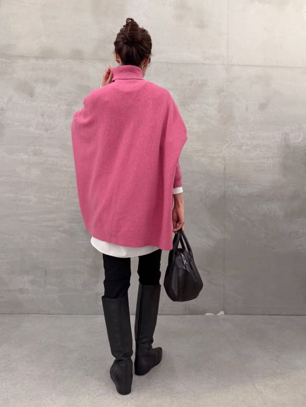 ブラック系のその他パンツ、ブラック系のトートバッグ、ホワイト系のシャツ/ブラウスを着用したレディースの秋コーディネートの5枚目の写真