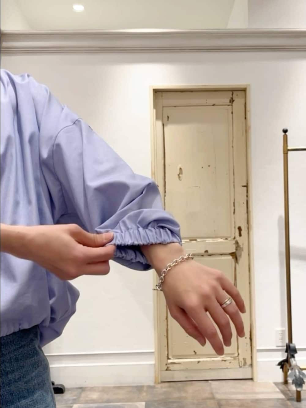 ブラック系のトートバッグ、ブルー系のその他パンツ、ブルー系のシャツ/ブラウスを着用したレディースの冬コーディネートの10枚目の写真