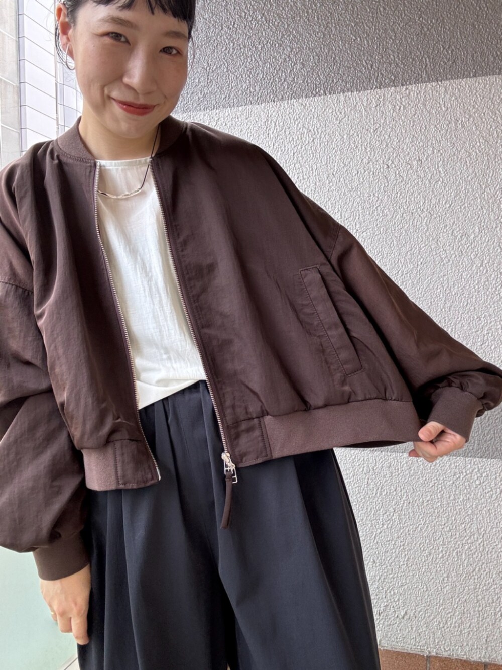 ブラウン系のその他アウター、ブラック系のその他パンツを着用したレディースの夏コーディネートの7枚目の写真
