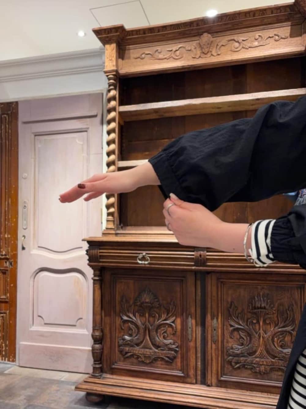 ブラック系のその他アウター、ブルー系のデニムパンツ、ブルー系のTシャツ/カットソーを着用したレディースの冬コーディネートの7枚目の写真