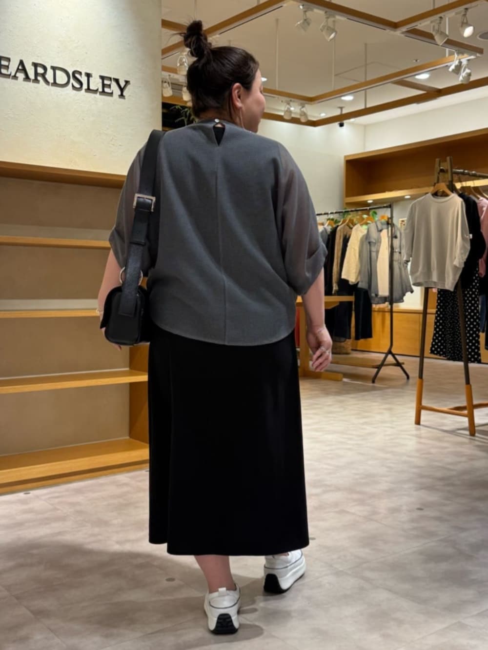 ホワイト系のスニーカー、ブラック系のワンピース、グレー系のTシャツ/カットソーを着用したレディースの夏コーディネートの5枚目の写真