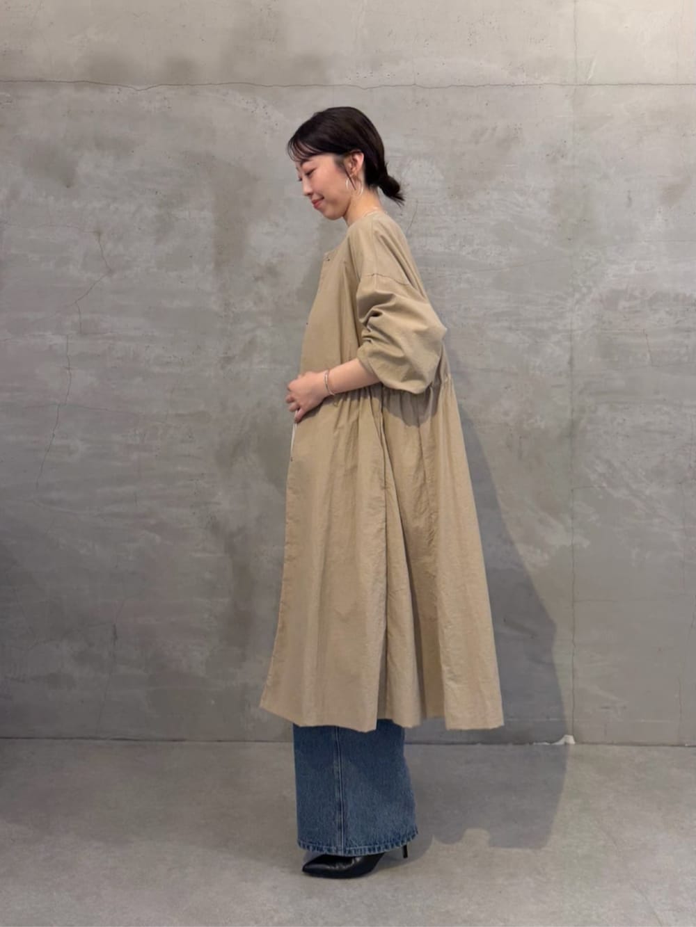 ベージュ系のその他アウター、ブルー系のその他パンツ、ホワイト系のシャツ/ブラウスを着用したレディースの冬コーディネートの2枚目の写真