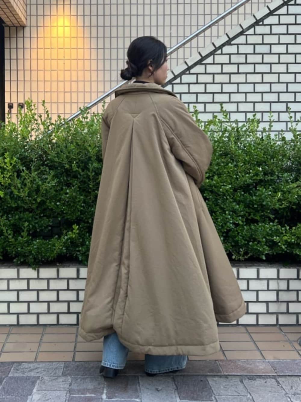 ブルー系のデニムパンツ、シルバー系のトートバッグ、イエロー系のその他アウターを着用したレディースの夏コーディネートの3枚目の写真