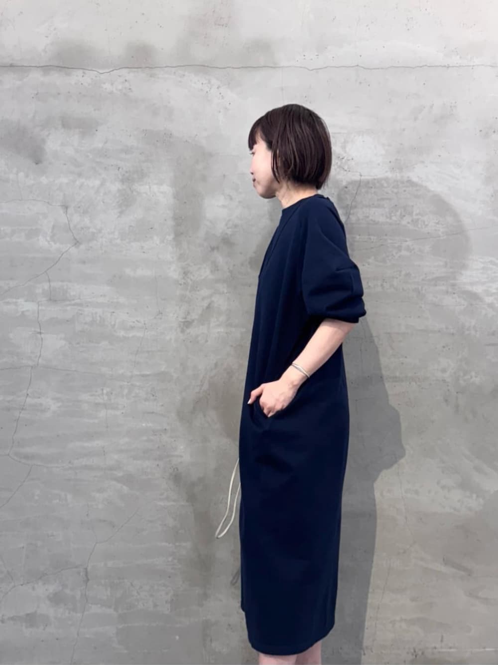 ホワイト系のショルダーバッグ、ブルー系のワンピースを着用したレディースの冬コーディネートの4枚目の写真