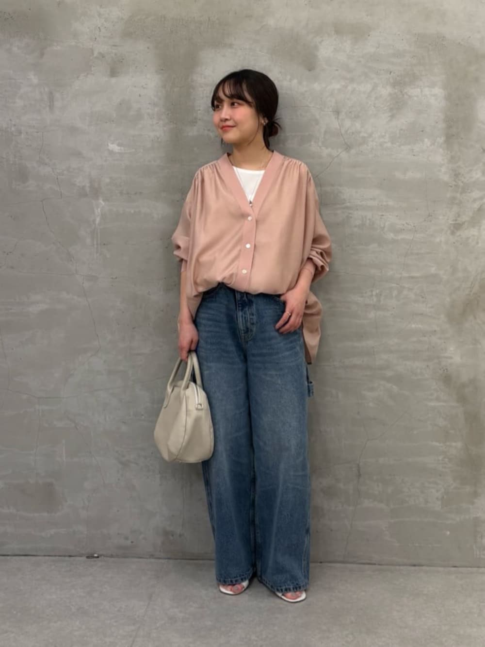 グレー系のボストンバッグ、ブルー系のその他パンツ、ピンク系のシャツ/ブラウスを着用したレディースの冬コーディネートの5枚目の写真