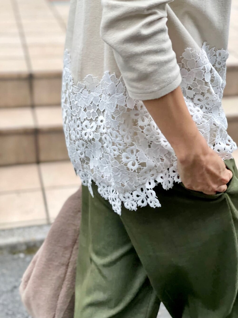 ベージュ系のTシャツ/カットソー、グリーン系のその他パンツ、ブラウン系のトートバッグを着用したレディースの夏コーディネートの3枚目の写真