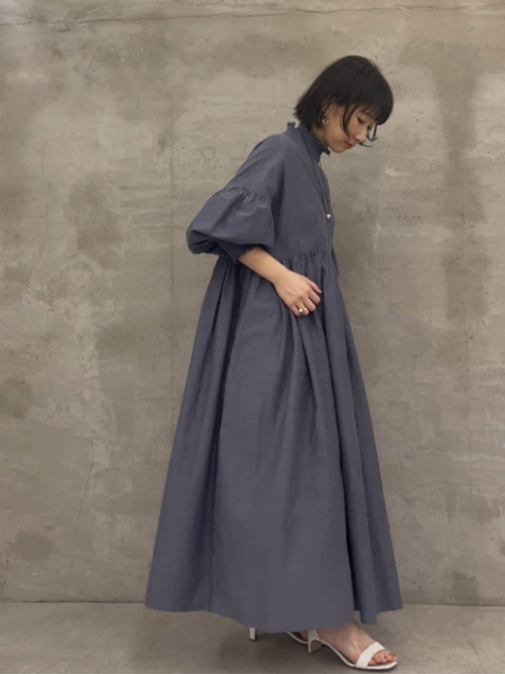 グレー系のボストンバッグ、グレー系のワンピースを着用したレディースの冬コーディネートの7枚目の写真