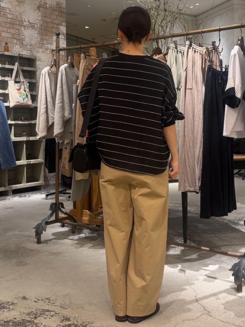 ブラック系のシャツ/ブラウス、ベージュ系のその他パンツを着用したレディースの春コーディネートの4枚目の写真
