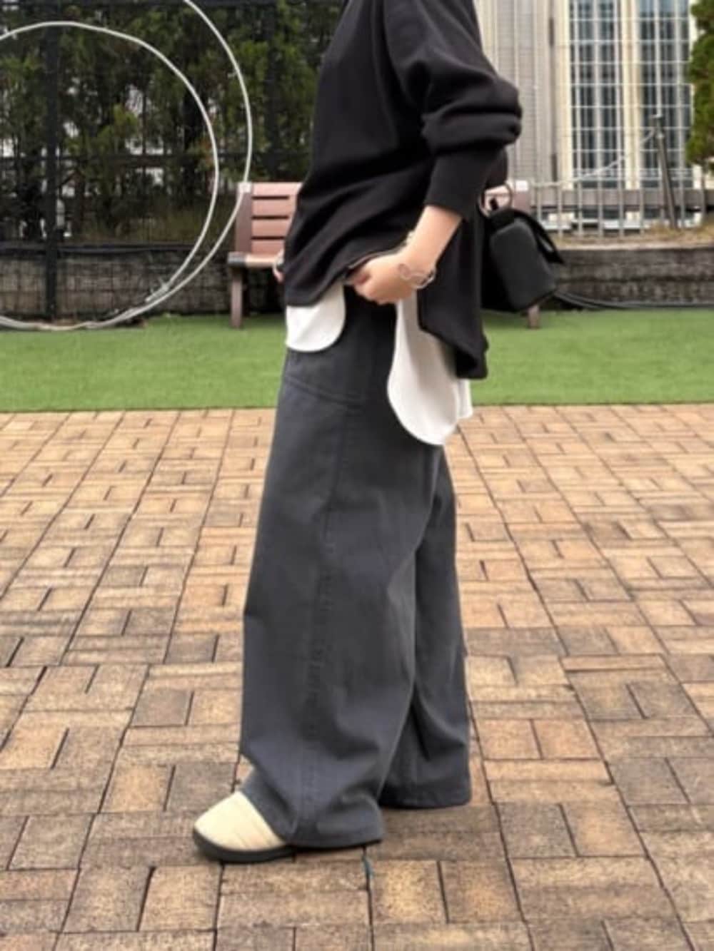 ホワイト系のシャツ/ブラウス、ブルー系のTシャツ/カットソー、ブラック系のその他パンツを着用したレディースの冬コーディネートの6枚目の写真