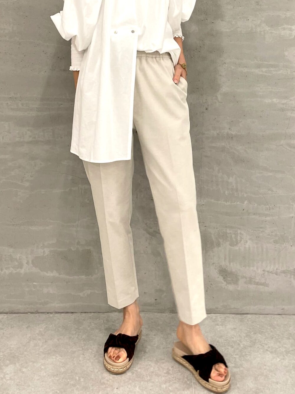 ブルー系のカーディガン/ボレロ、ホワイト系のシャツ/ブラウス、ベージュ系のその他パンツを着用したレディースの春コーディネートの4枚目の写真