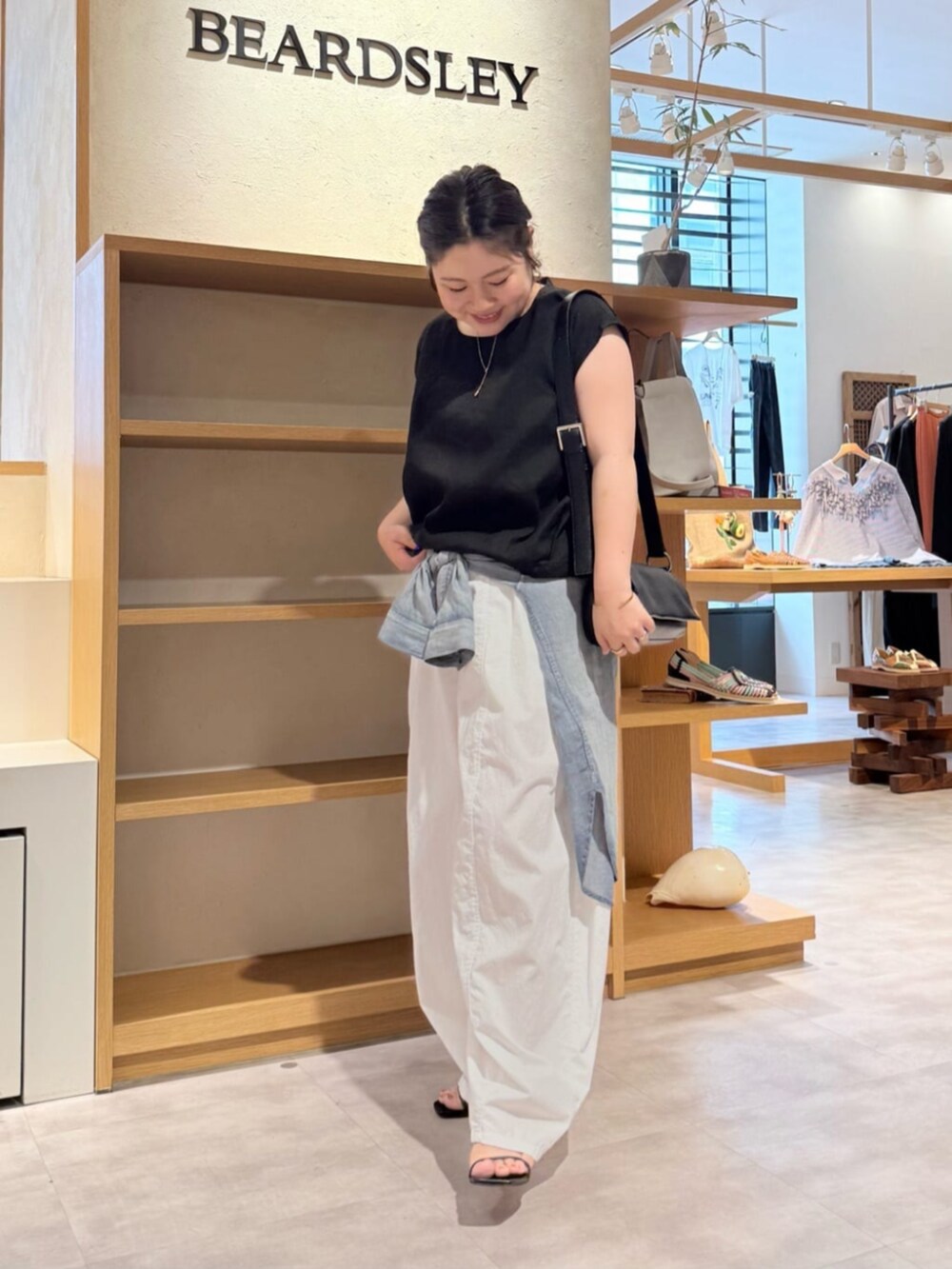 ブラック系のシャツ/ブラウス、ホワイト系のその他パンツを着用したレディースの春コーディネートの6枚目の写真