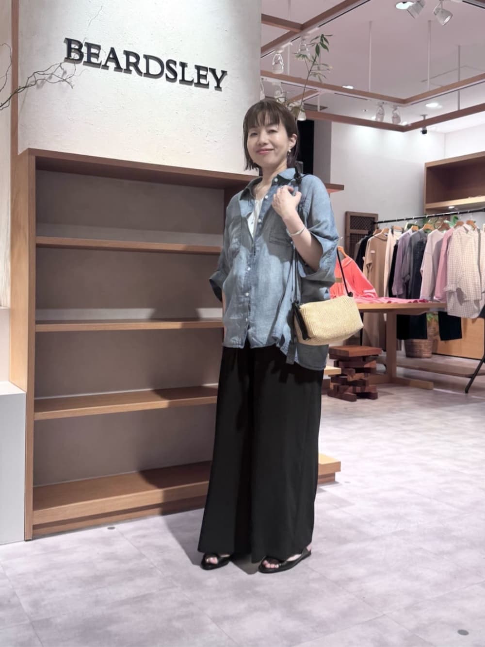 ブラック系のその他パンツ、ブルー系のシャツ/ブラウスを着用したレディースの春コーディネートの5枚目の写真