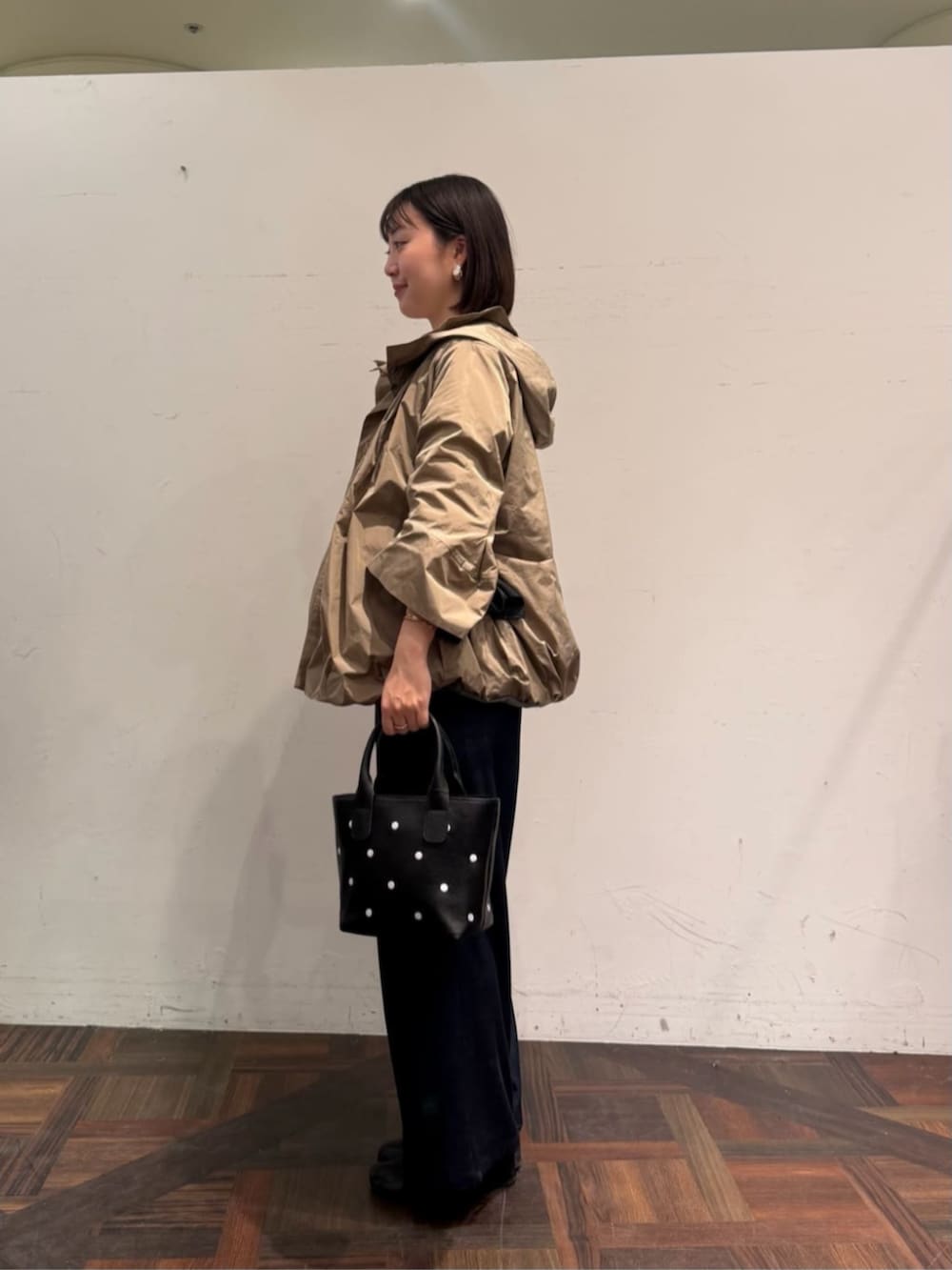 ブルー系のその他パンツ、ブラウン系のブルゾン、ブラック系のトートバッグを着用したレディースの冬コーディネートの3枚目の写真