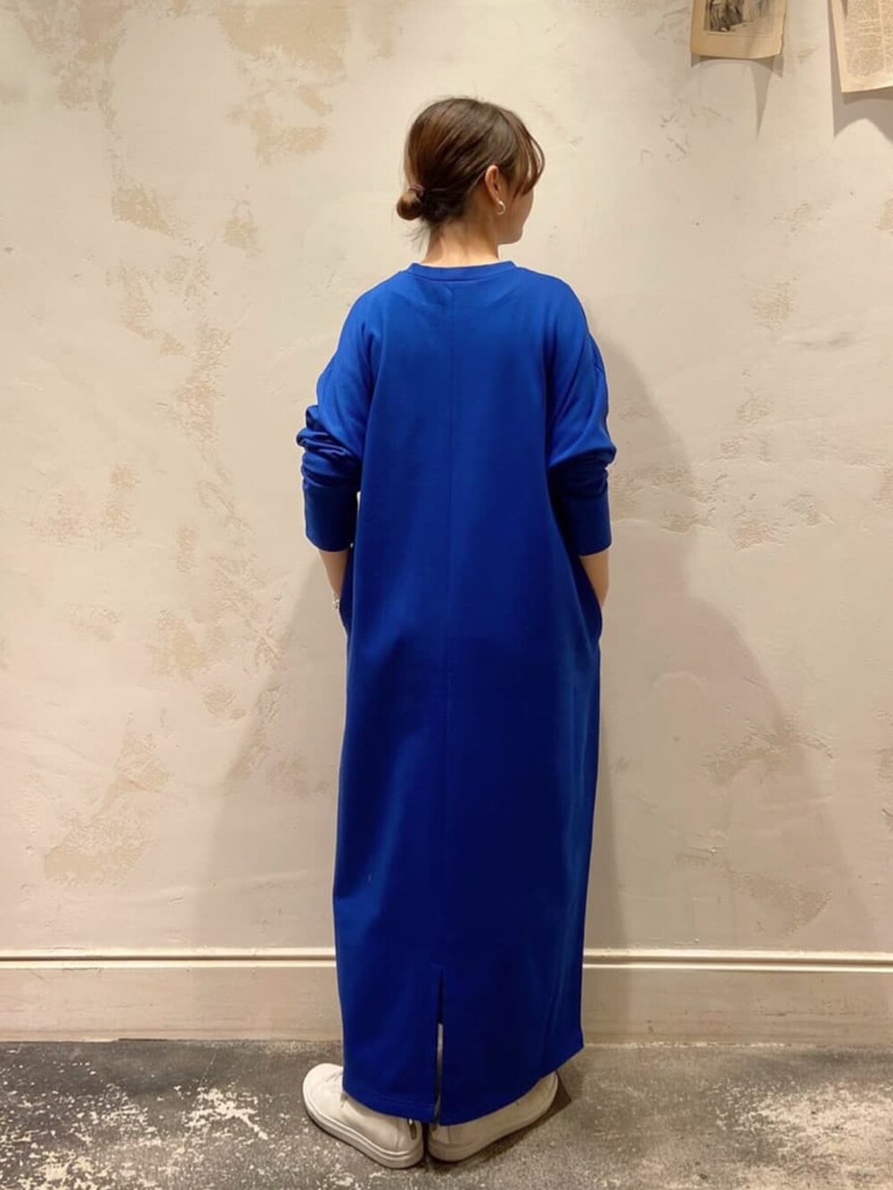 ベージュ系のブルゾン、ブルー系のワンピース、ホワイト系のスニーカーを着用したレディースの春コーディネートの3枚目の写真