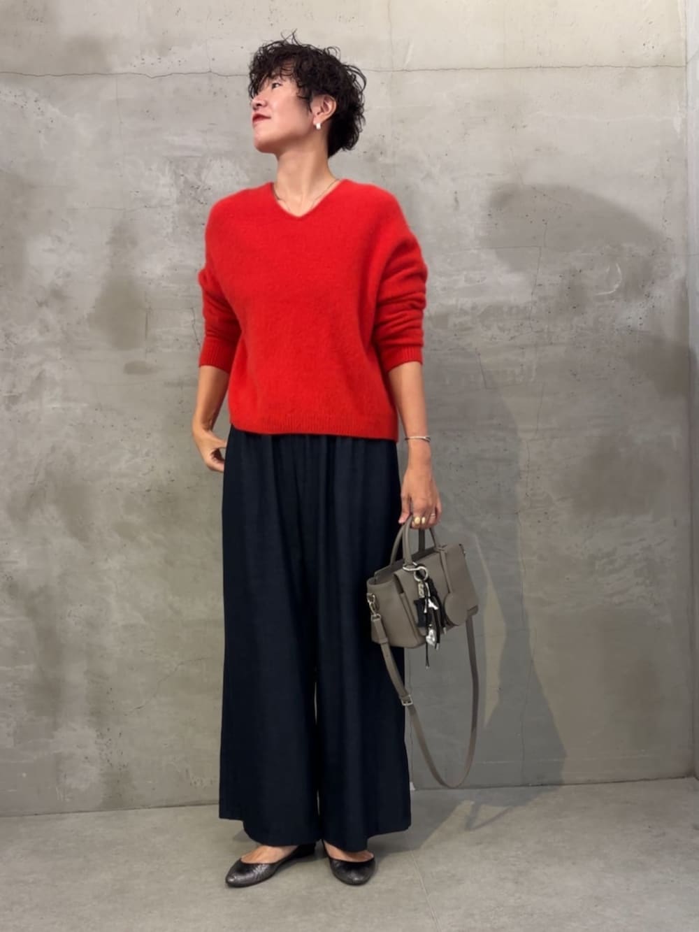 ブラック系のチャームを着用したレディースの冬コーディネートの6枚目の写真