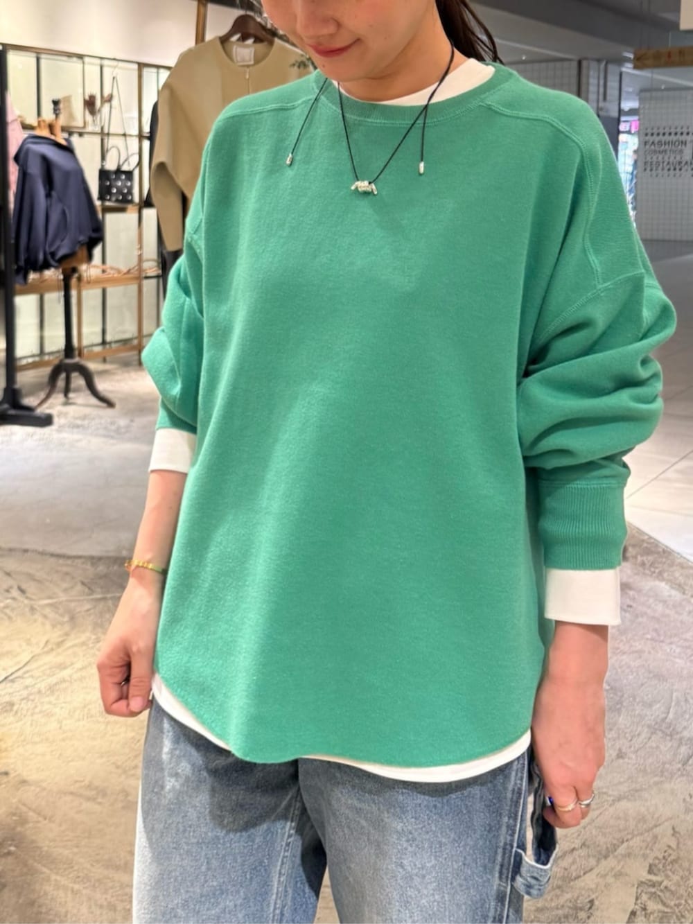 ホワイト系のシャツ/ブラウス、ブラック系のショルダーバッグ、ブルー系のその他パンツを着用したレディースの春コーディネートの4枚目の写真