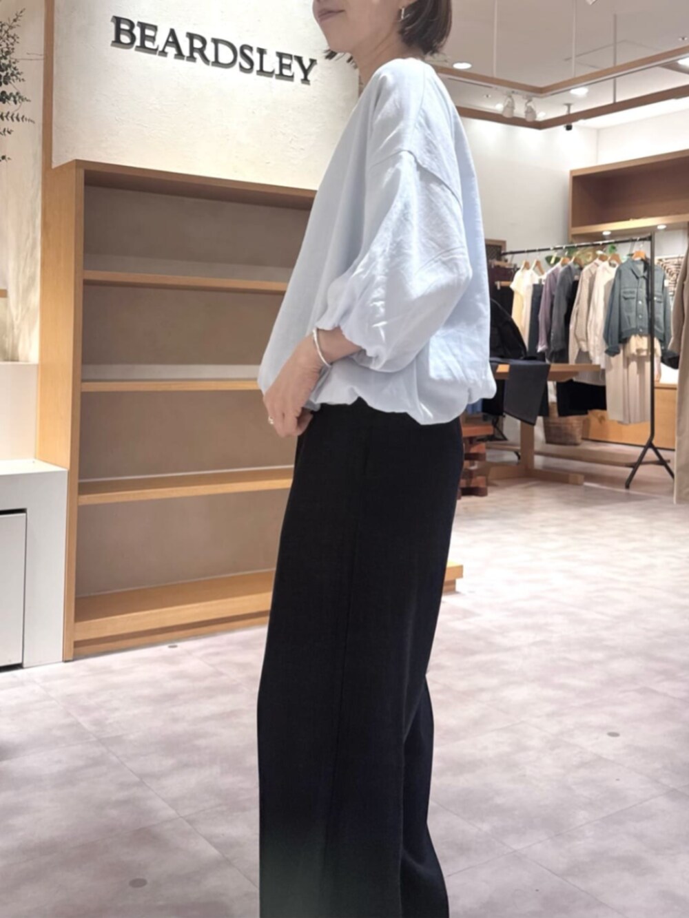 ブルー系のその他パンツ、ホワイト系のトートバッグ、ブルー系のシャツ/ブラウスを着用したレディースの春コーディネートの10枚目の写真