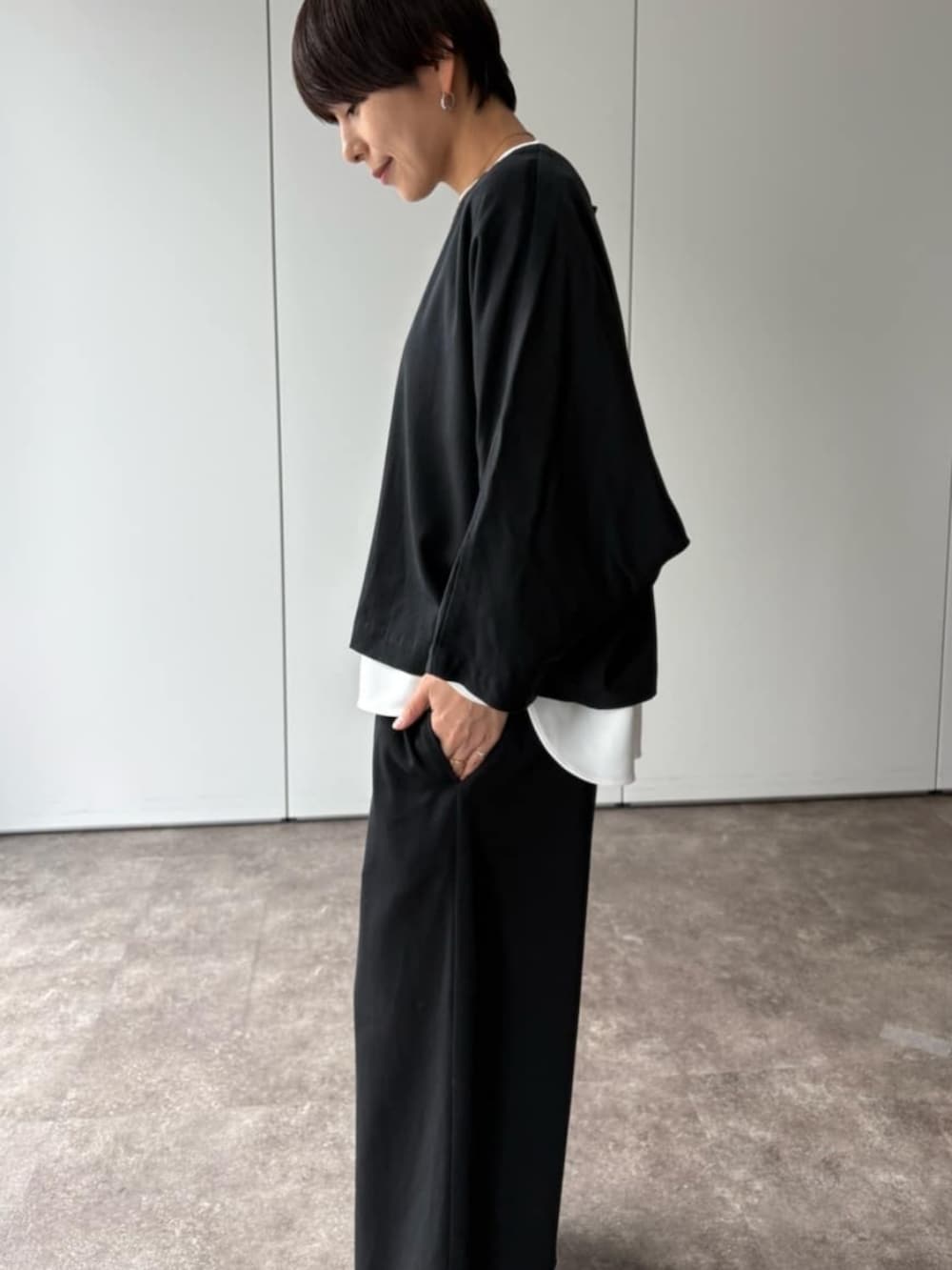 ブラック系のその他パンツ、ブラック系のシャツ/ブラウスを着用したレディースの夏コーディネートの5枚目の写真