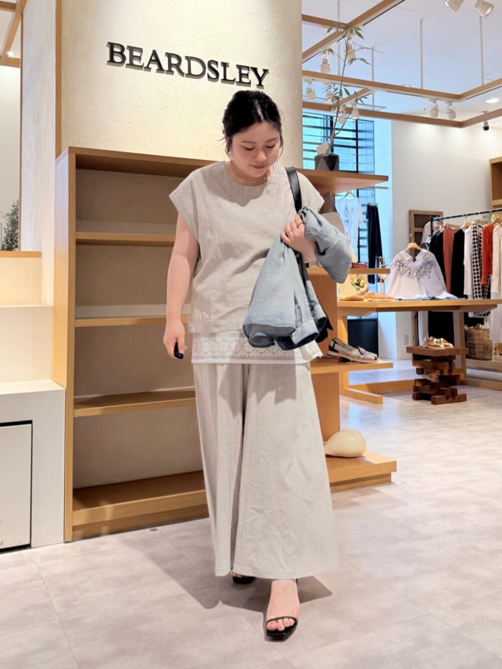 ホワイト系のシャツ/ブラウス、グレー系のシャツ/ブラウス、グレー系のその他パンツを着用したレディースの春コーディネートの3枚目の写真