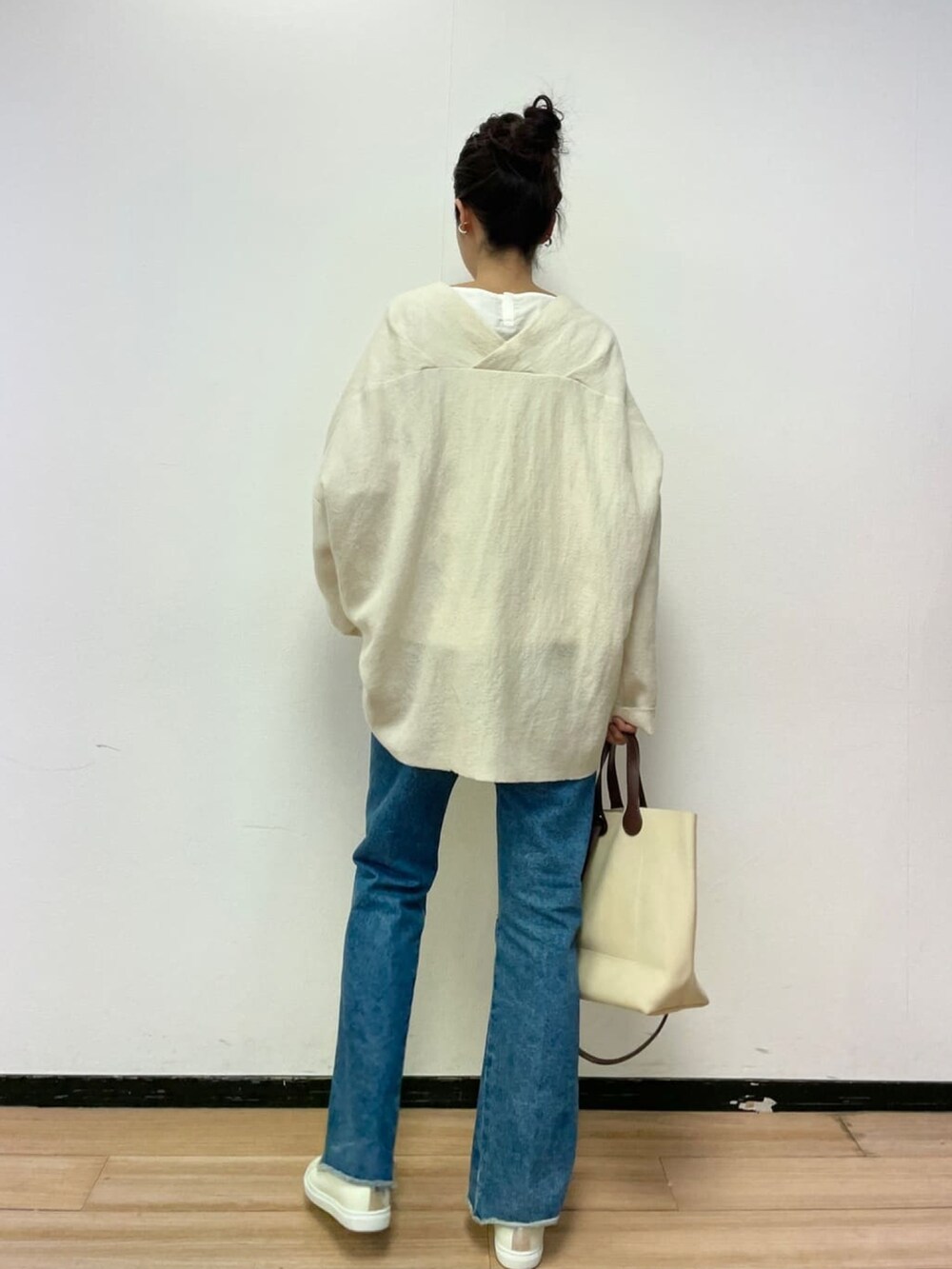 ホワイト系のニット/セーター、ブルー系のニット/セーター、ホワイト系のシャツ/ブラウスを着用したレディースの冬コーディネートの5枚目の写真