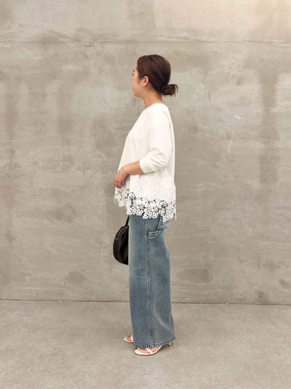 ブルー系のその他パンツ、ホワイト系のTシャツ/カットソー、ブラウン系のトートバッグを着用したレディースの夏コーディネートの2枚目の写真