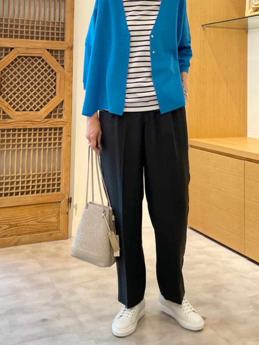 ブラック系のカーディガン/ボレロ、ホワイト系のTシャツ/カットソー、グレー系のその他パンツを着用したレディースの春コーディネートの3枚目の写真