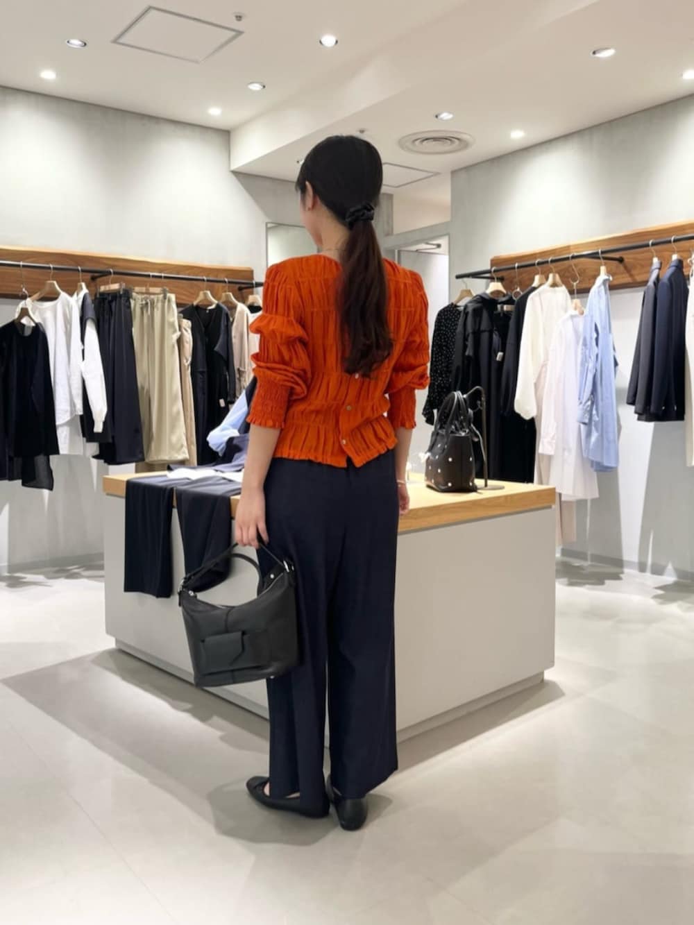 ブルー系のその他パンツ、オレンジ系のシャツ/ブラウスを着用したレディースの春コーディネートの6枚目の写真