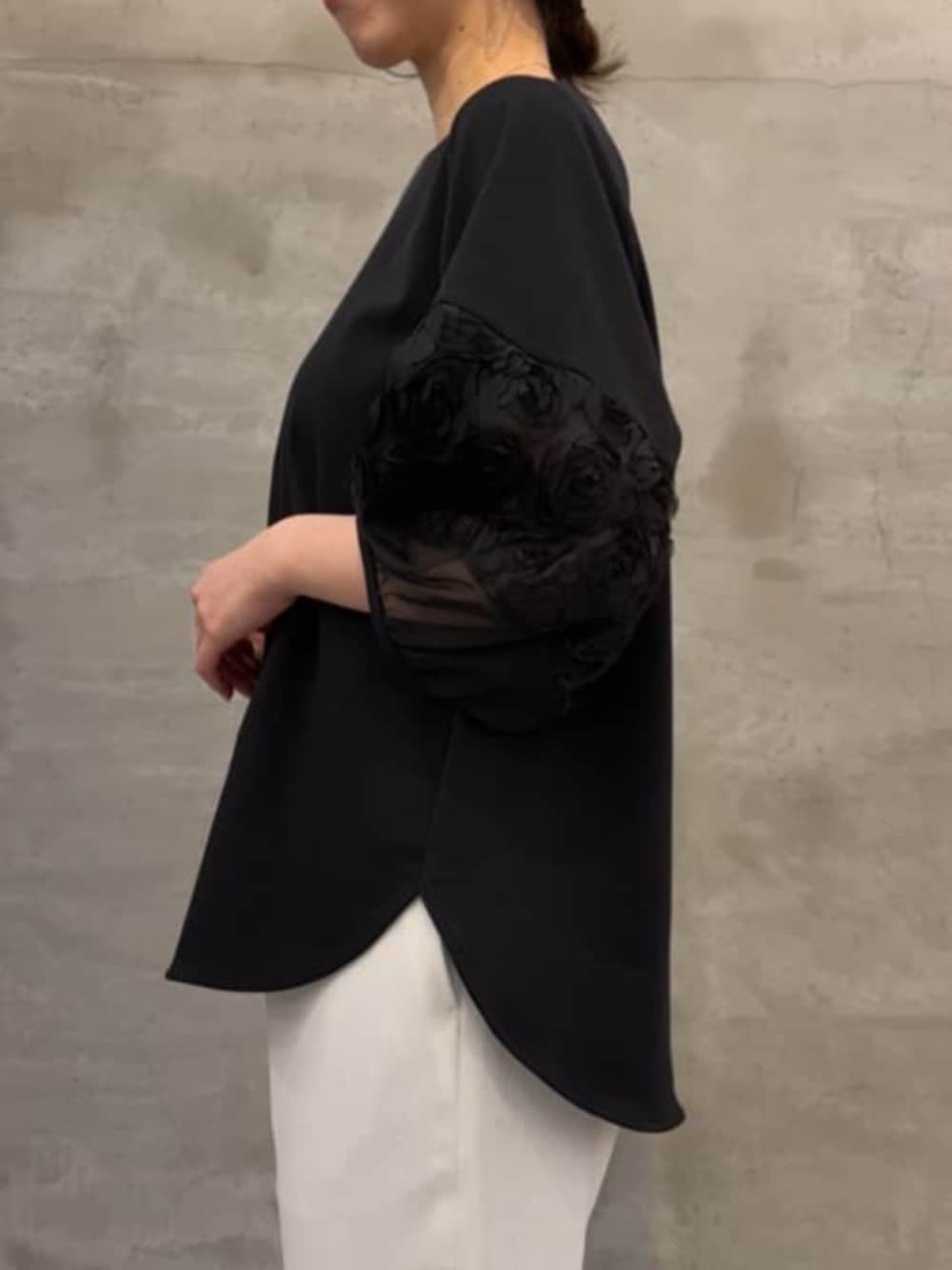 ブラック系のボストンバッグ、ブラック系のTシャツ/カットソー、ホワイト系のその他パンツを着用したレディースの春コーディネートの4枚目の写真