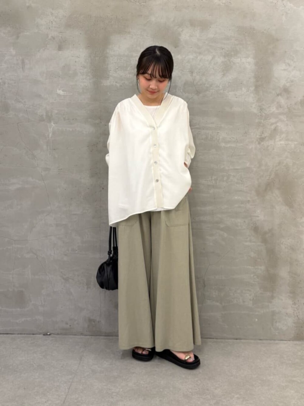 グリーン系のその他パンツ、ブラック系のサンダル、ホワイト系のシャツ/ブラウスを着用したレディースの冬コーディネートの4枚目の写真