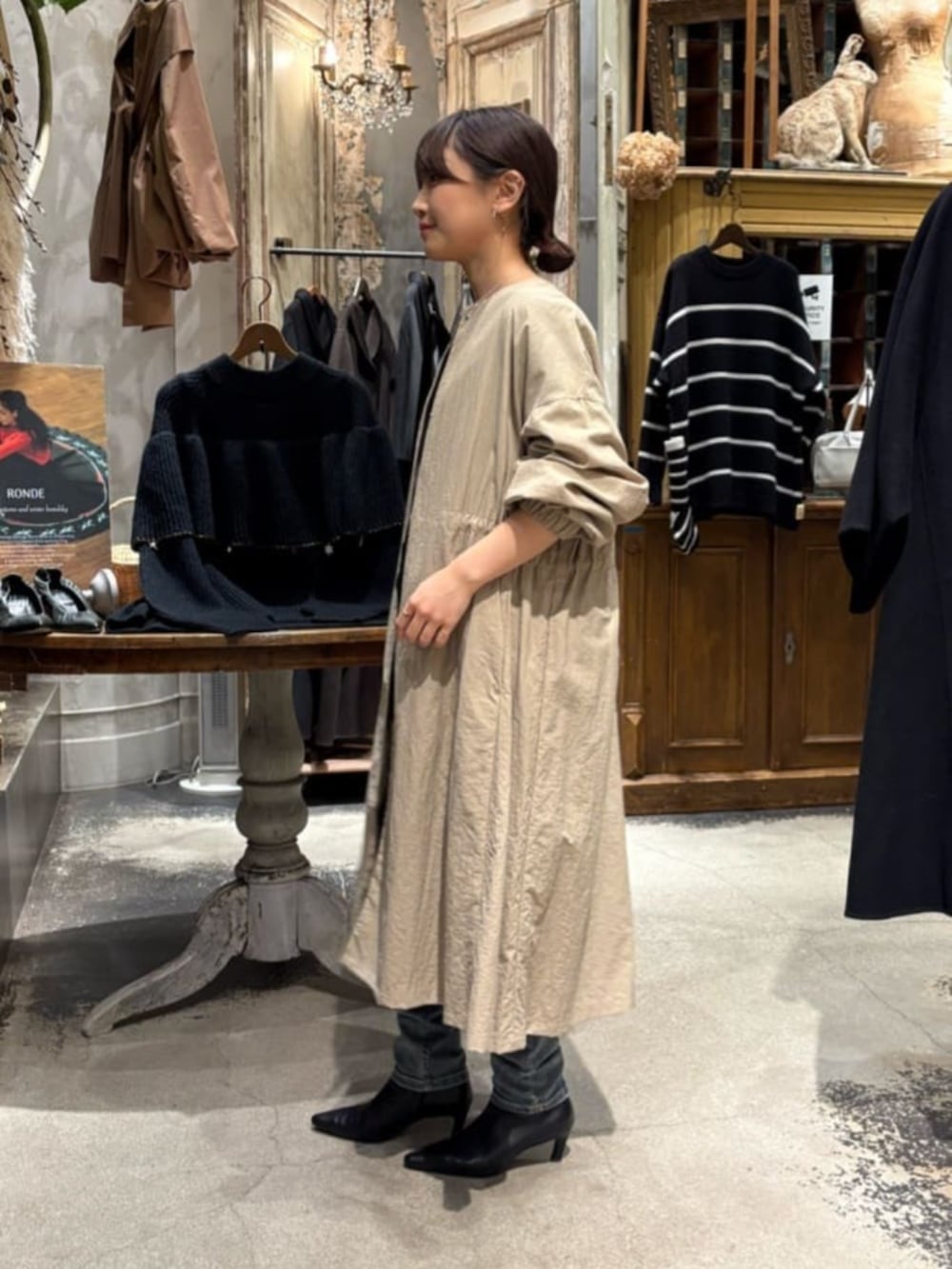 ベージュ系のその他アウター、ブルー系のデニムパンツを着用したレディースの冬コーディネートの4枚目の写真