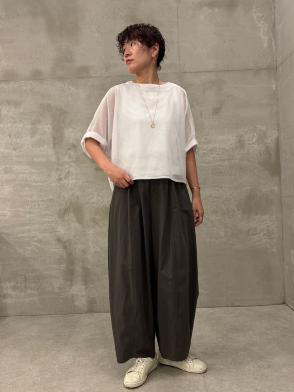 グレー系のその他パンツ、ホワイト系のTシャツ/カットソーを着用したレディースの春コーディネートの3枚目の写真