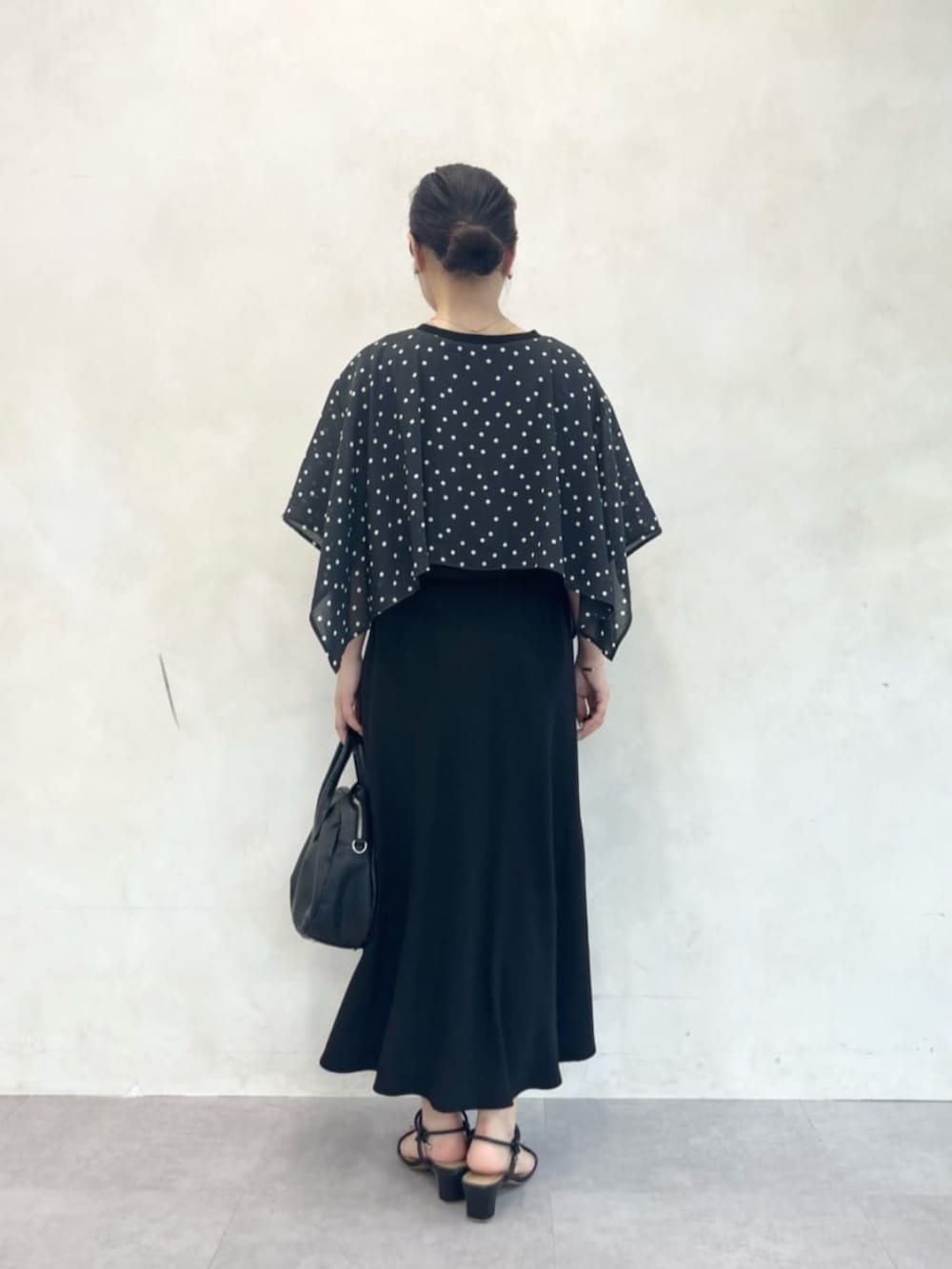 ブラック系のスカート、ブラック系のTシャツ/カットソーを着用したレディースの夏コーディネートの3枚目の写真