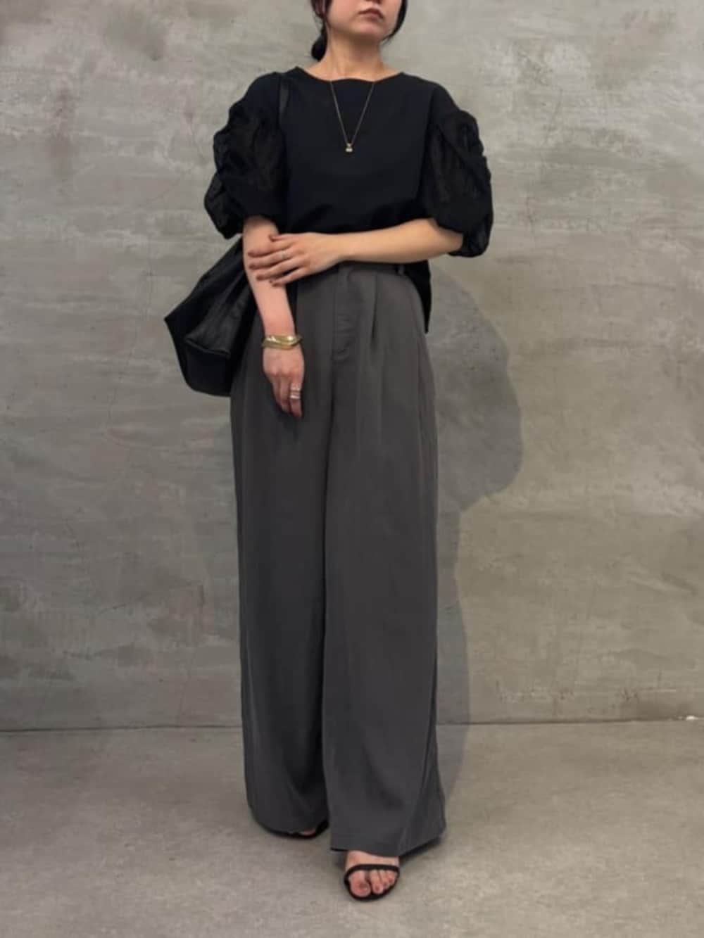 グレー系のその他パンツ、ブラック系のシャツ/ブラウスを着用したレディースの夏コーディネートの2枚目の写真