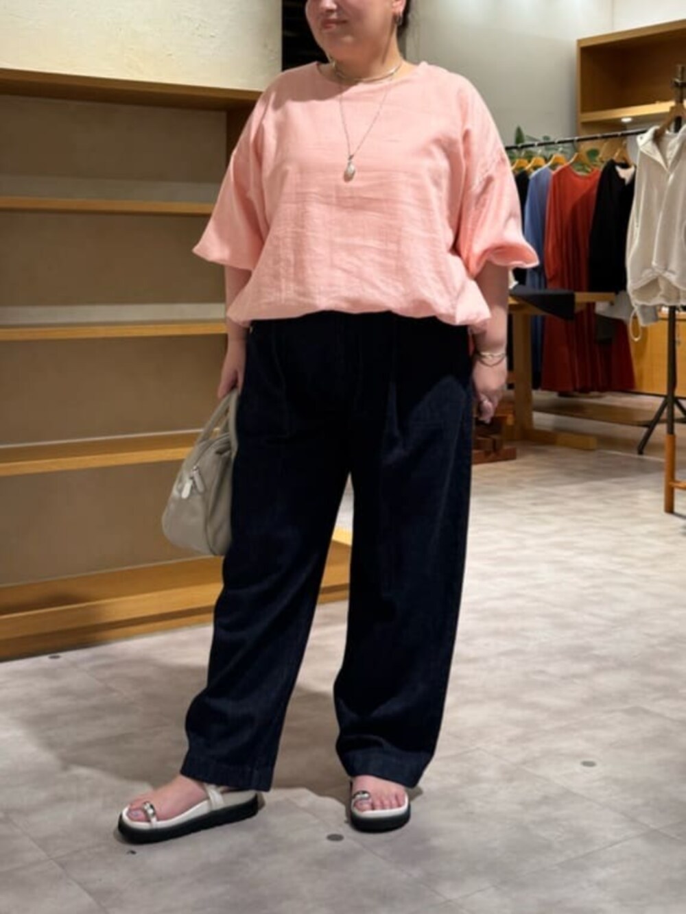 グレー系のボストンバッグ、ピンク系のシャツ/ブラウス、ホワイト系のサンダルを着用したレディースの冬コーディネートの7枚目の写真