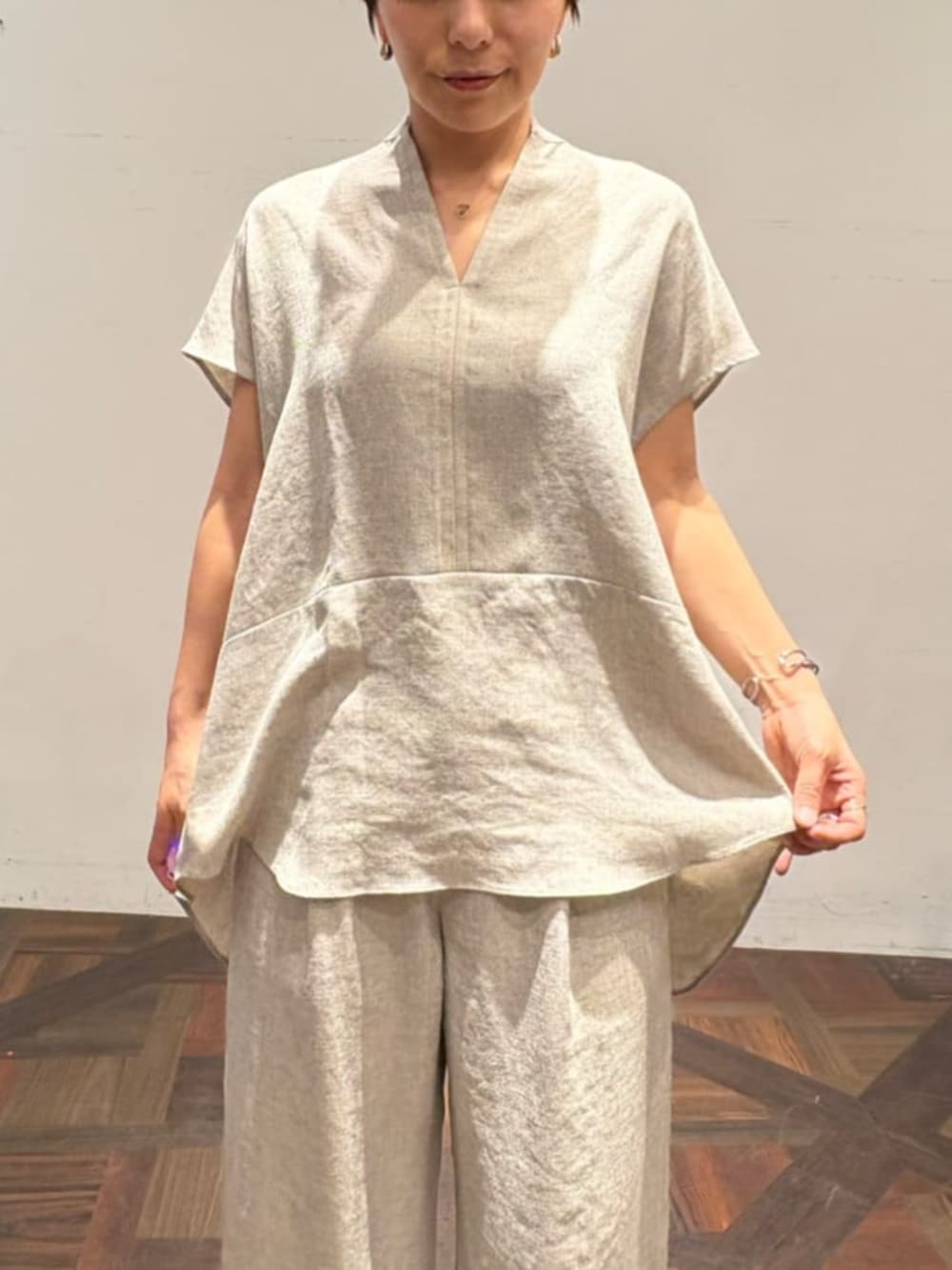 ブラック系のトートバッグ、ベージュ系のその他パンツ、ベージュ系のシャツ/ブラウスを着用したレディースの春コーディネートの6枚目の写真