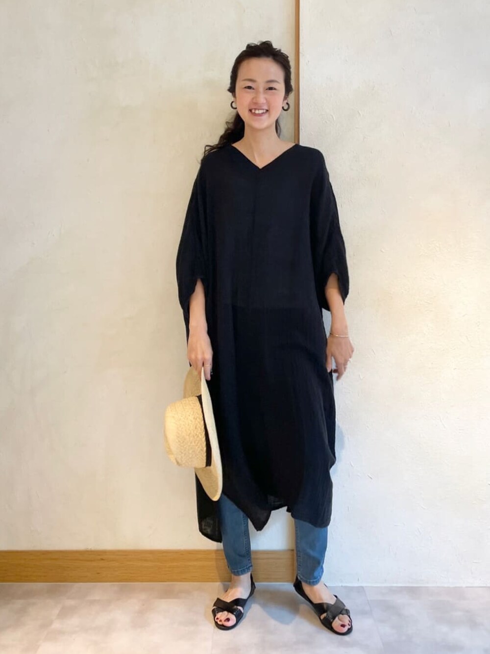 ブラック系のワンピース、ブルー系のその他パンツを着用したレディースの夏コーディネートの2枚目の写真