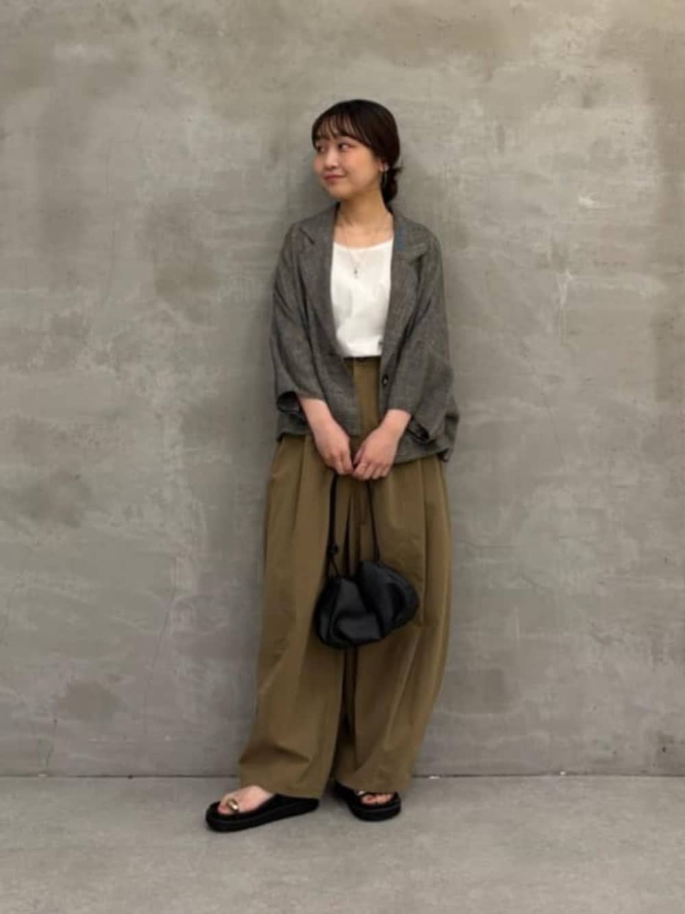 イエロー系のその他パンツ、ホワイト系のシャツ/ブラウス、ベージュ系のテーラードジャケットを着用したレディースの春コーディネートの7枚目の写真