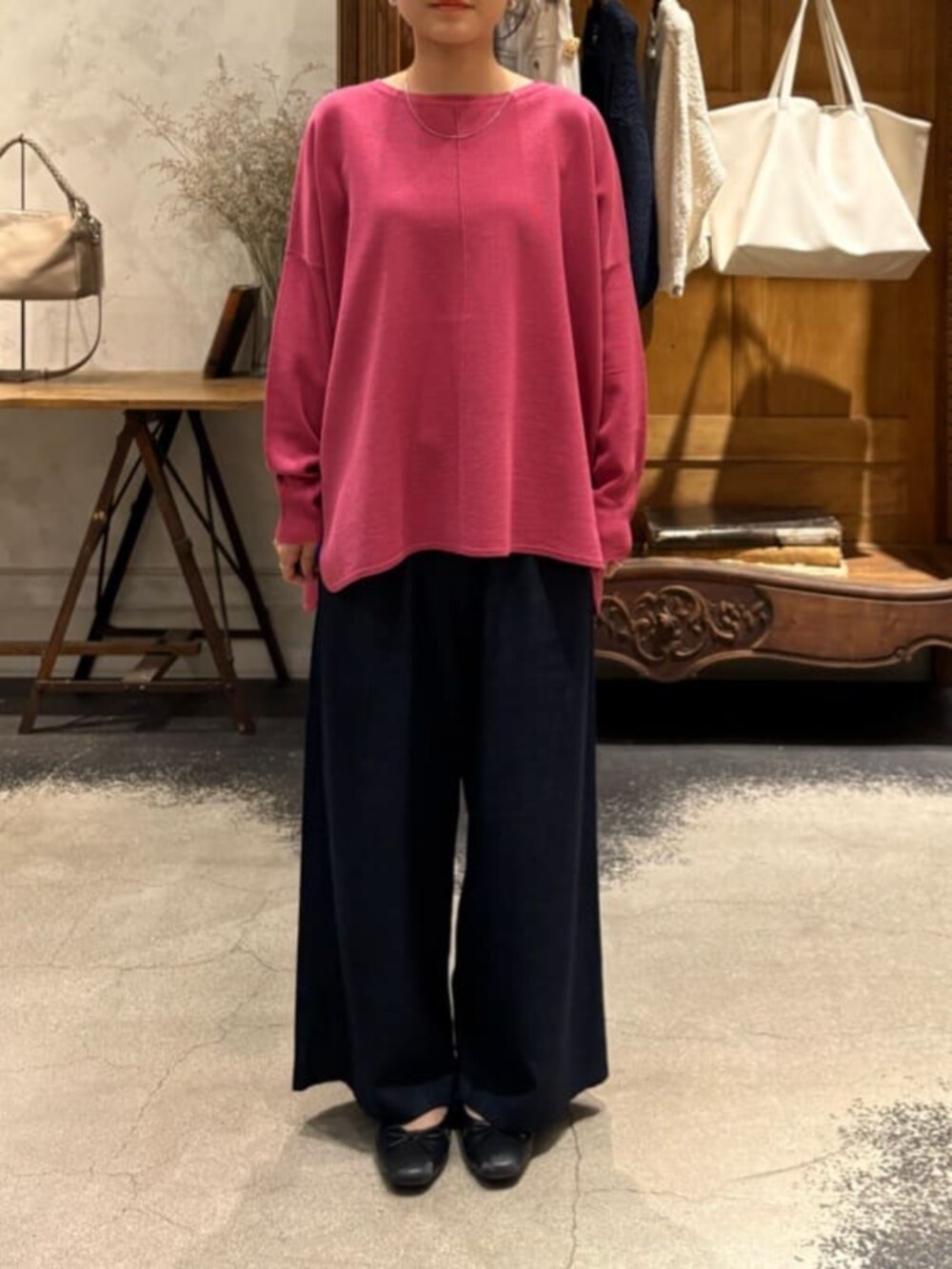 ブラック系のその他を着用したレディースの冬コーディネートの7枚目の写真