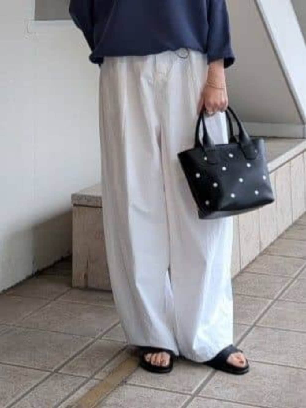 ブラック系のトートバッグ、ブルー系のシャツ/ブラウス、ホワイト系のその他パンツを着用したレディースの冬コーディネートの7枚目の写真