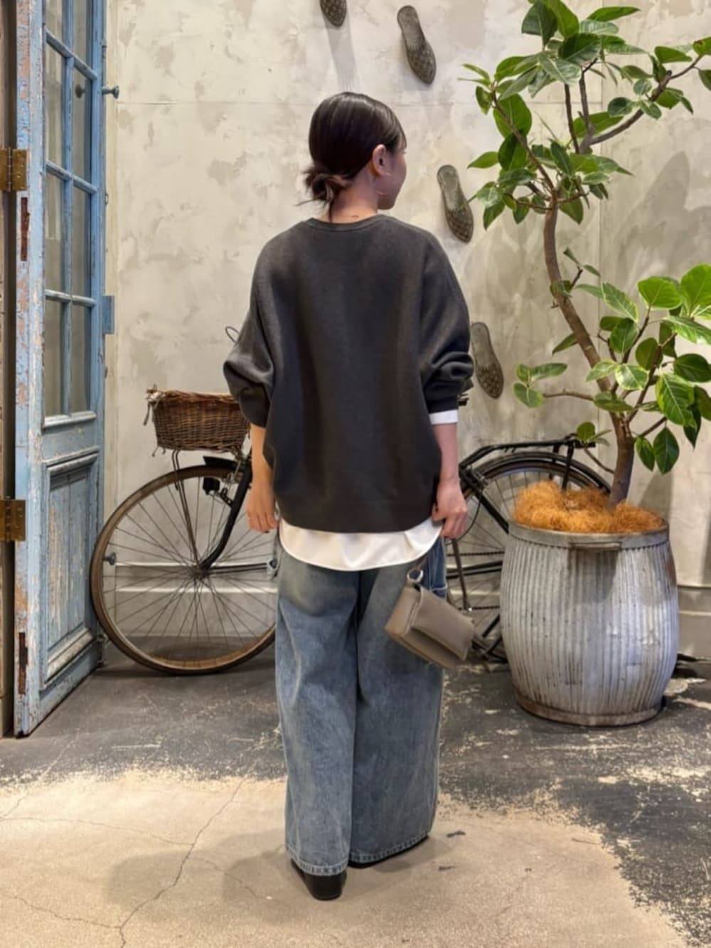ホワイト系のシャツ/ブラウス、ブルー系のデニムパンツ、シルバー系のトートバッグを着用したレディースの夏コーディネートの4枚目の写真