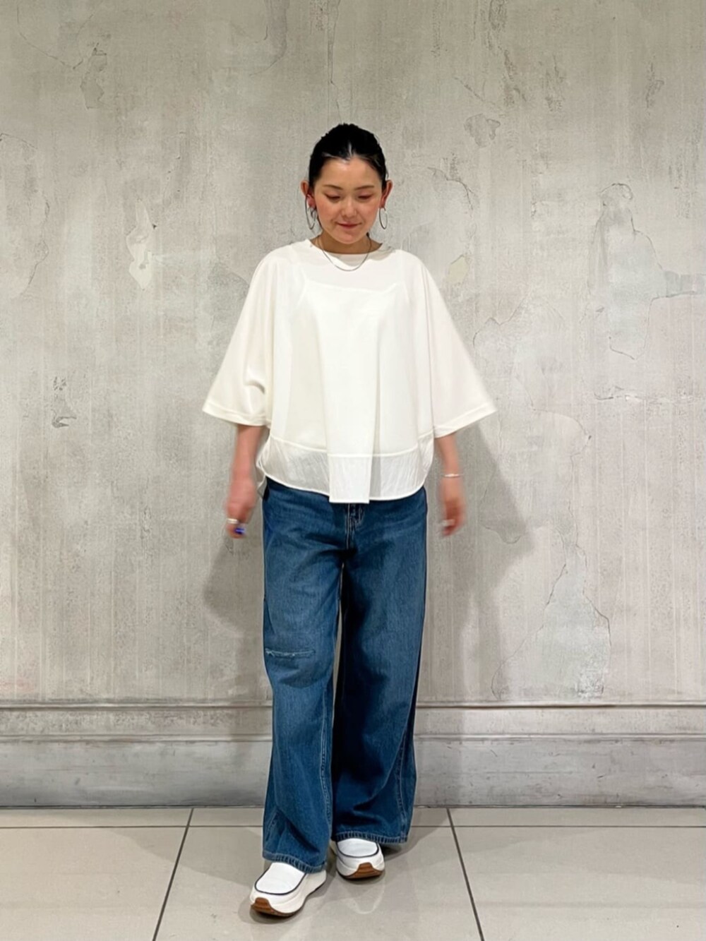 ブルー系のその他パンツ、ホワイト系のTシャツ/カットソー、ホワイト系のスニーカーを着用したレディースの春コーディネートの6枚目の写真
