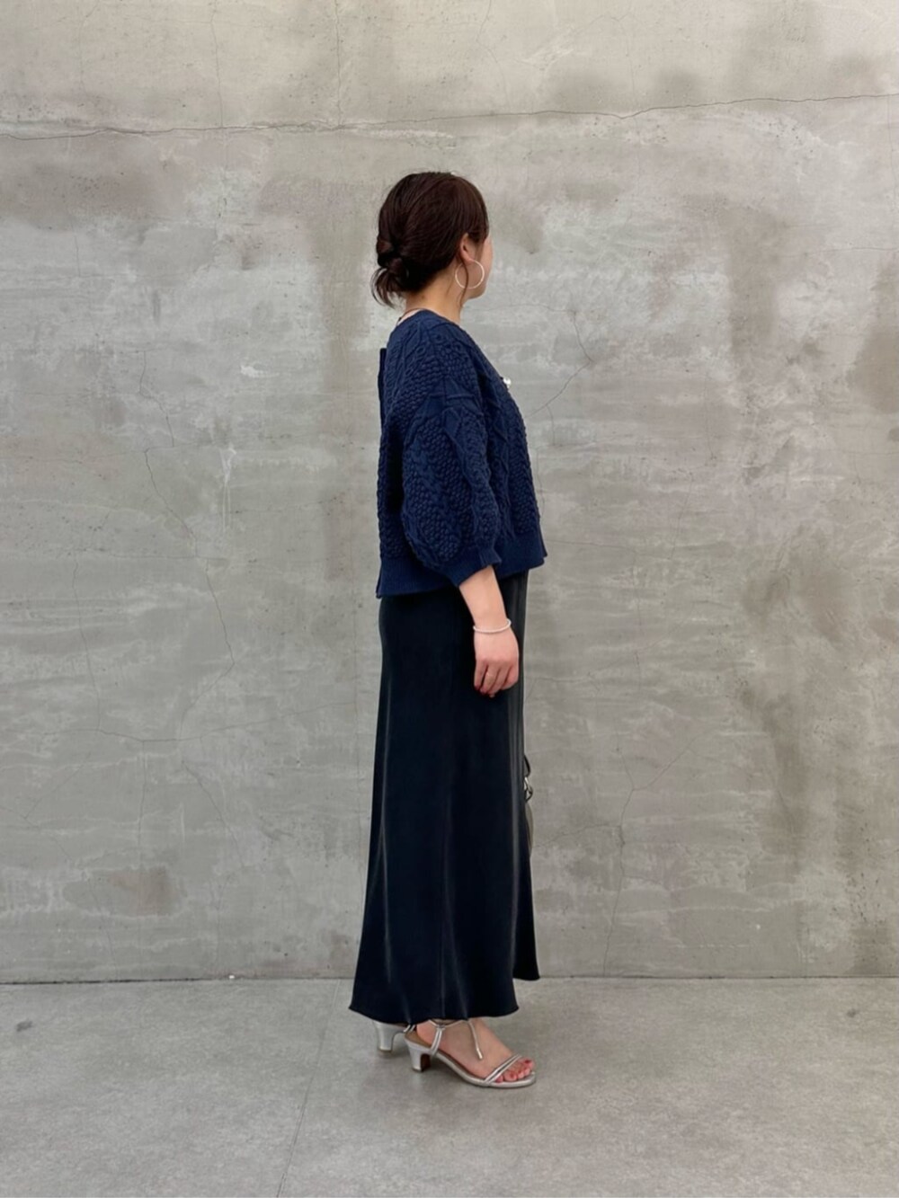 グレー系のショルダーバッグ、ブルー系のニット/セーターを着用したレディースの冬コーディネートの4枚目の写真