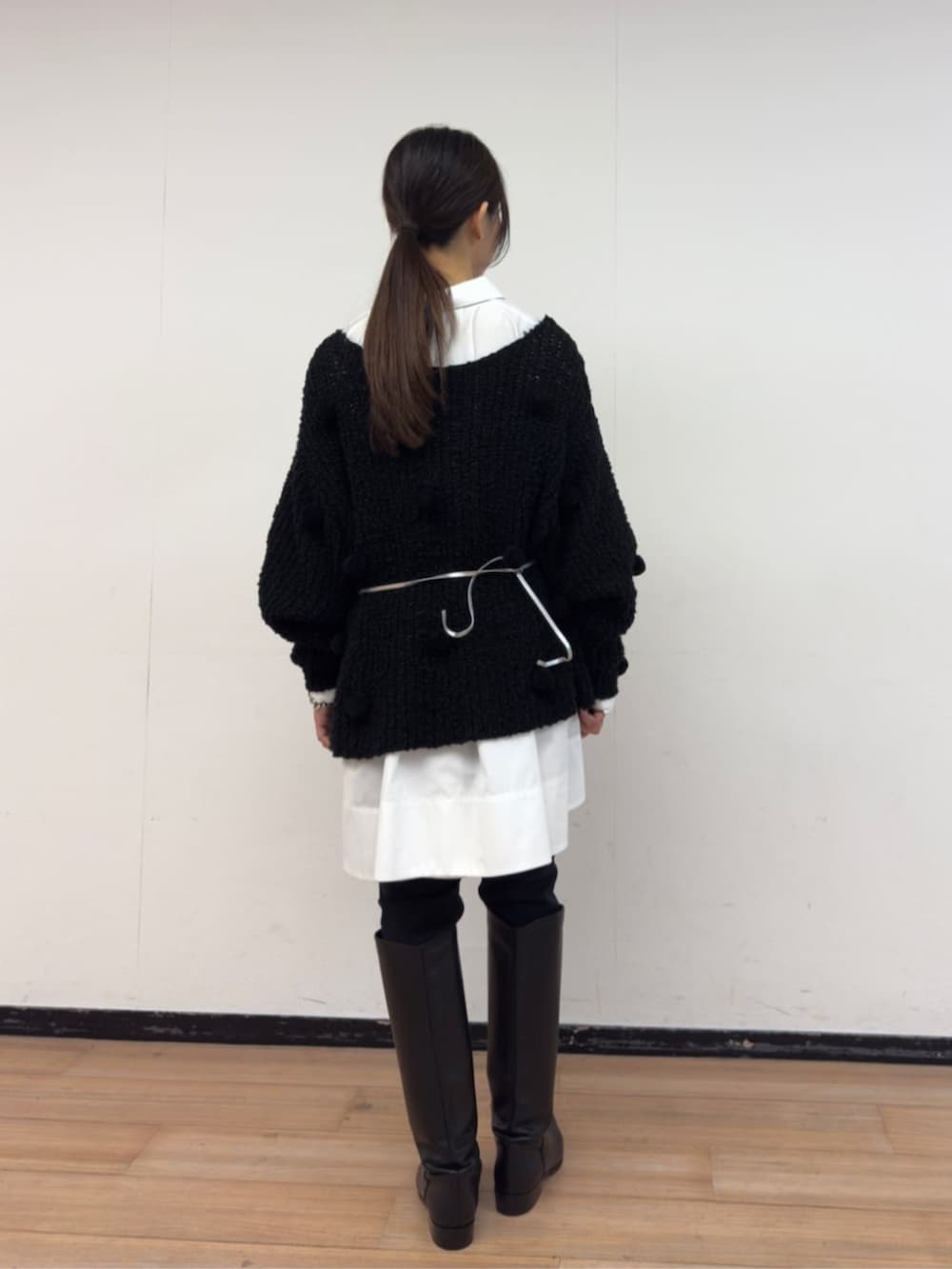 ブラック系のその他パンツ、ブラック系のニット/セーター、ホワイト系のシャツ/ブラウスを着用したレディースの秋コーディネートの6枚目の写真