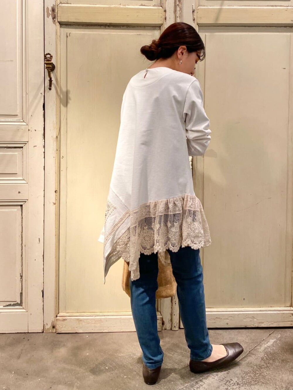 ホワイト系のTシャツ/カットソー、ブルー系のその他パンツを着用したレディースの冬コーディネートの3枚目の写真