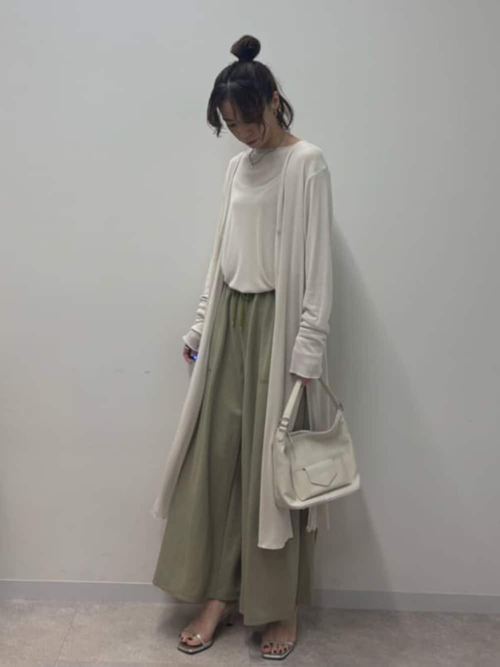 グリーン系のその他パンツ、ホワイト系のTシャツ/カットソー、ホワイト系のTシャツ/カットソーを着用したレディースの春コーディネートの3枚目の写真