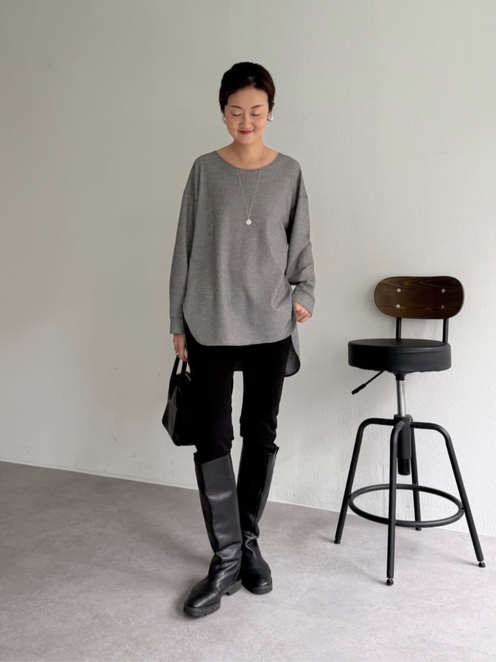 ブラック系のその他パンツ、ブラック系のTシャツ/カットソー、ブラック系のシャツ/ブラウスを着用したレディースの秋コーディネートの4枚目の写真
