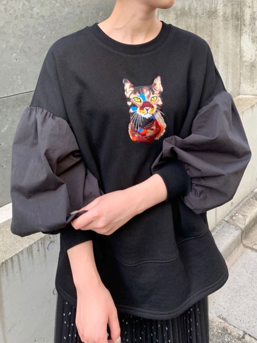 ブラック系のTシャツ/カットソー、ブラック系のスカート、ブラック系のその他小物を着用したレディースの夏コーディネートの2枚目の写真