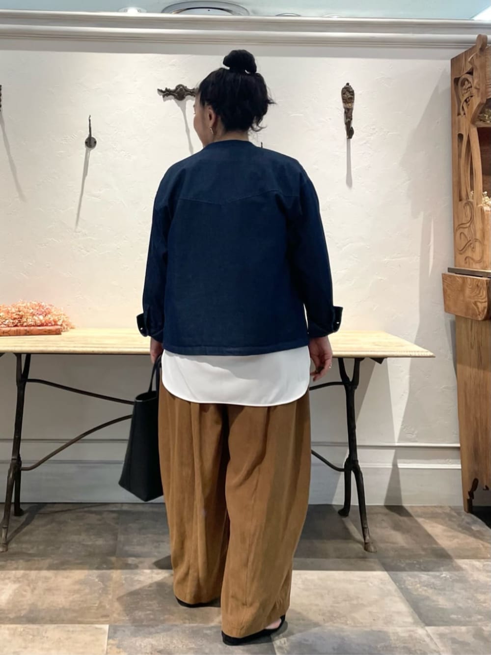 ブラック系のトートバッグ、ブルー系のシャツ/ブラウス、イエロー系のその他パンツを着用したレディースの秋コーディネートの5枚目の写真